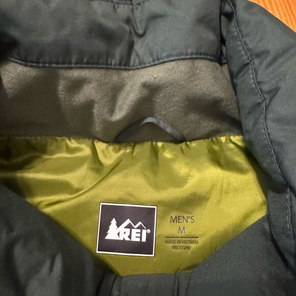 REI Co-op Therum Down Filled Puffer Vest Mens MED Forest Green Exterior Full Zip - Picture 3 of 8